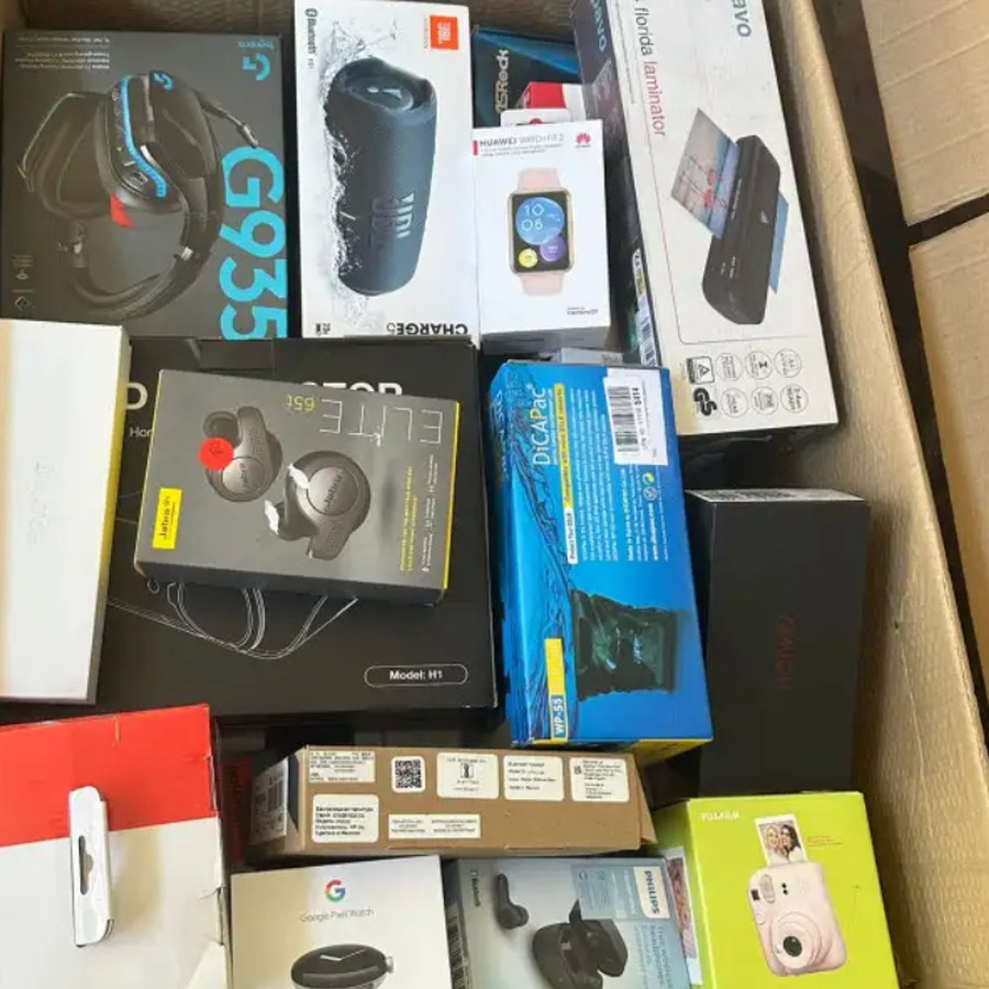 Lote de devoluciones abierto con auriculares, relojes y hogar